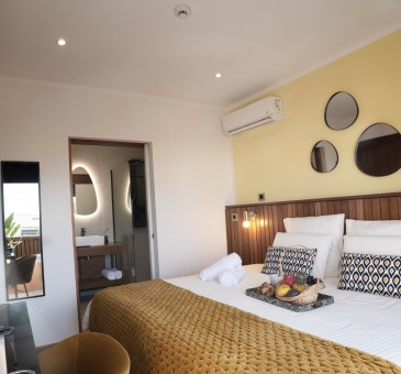 Conlepatio/shambre Bananier avec jacuzzi : Supérieure
Bienvenu dans votre chambre Bananier de 14 m2 + 10 M2 de terrasse avec jacuzzi privé et situé au 2e étage. Ambiance exotique et relaxante. Prélassez-vous et savourez cette bulle de bien-être aux nuances douces et naturelles. Son lit King Size et sa salle de bain moderne aux teintes minérales apportent une touche de confort supplémentaire qui sublimeront votre séjour.
En savoir plus
Reserver au meileur prix