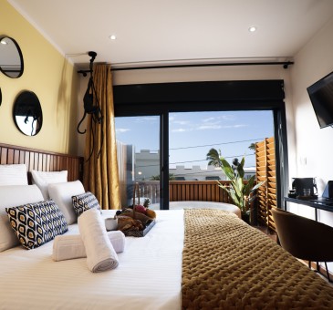 Chambre Bananier avec jacuzzi : Supérieure
Bienvenu dans votre chambre Bananier de 14 m2 + 10 M2 de terrasse avec jacuzzi privé et situé au 2e étage. Ambiance exotique et relaxante. Prélassez-vous et savourez cette bulle de bien-être aux nuances douces et naturelles. Son lit King Size et sa salle de bain moderne aux teintes minérales apportent une touche de confort supplémentaire qui sublimeront votre séjour.
En savoir plus
Reserver au meileur prix