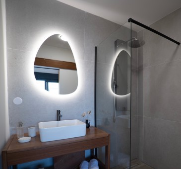 Chambre Bananier avec jacuzzi : Supérieure
Bienvenu dans votre chambre Bananier de 14 m2 + 10 M2 de terrasse avec jacuzzi privé et situé au 2e étage. Ambiance exotique et relaxante. Prélassez-vous et savourez cette bulle de bien-être aux nuances douces et naturelles. Son lit King Size et sa salle de bain moderne aux teintes minérales apportent une touche de confort supplémentaire qui sublimeront votre séjour.
En savoir plus
Reserver au meileur prix