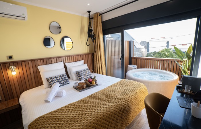 Chambre Bananier avec jacuzzi : Supérieure
Bienvenu dans votre chambre Bananier de 14 m2 + 10 M2 de terrasse avec jacuzzi privé et situé au 2e étage. Ambiance exotique et relaxante. Prélassez-vous et savourez cette bulle de bien-être aux nuances douces et naturelles. Son lit King Size et sa salle de bain moderne aux teintes minérales apportent une touche de confort supplémentaire qui sublimeront votre séjour.
En savoir plus
Reserver au meileur prix