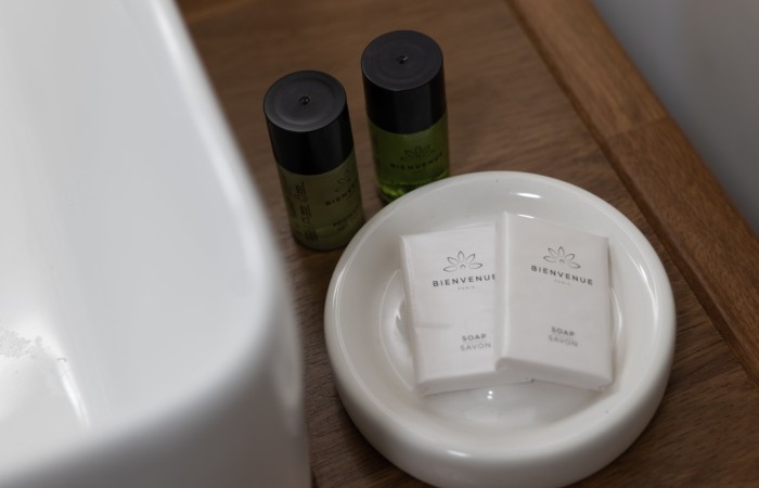 Chambre Bananier avec jacuzzi : Supérieure
Bienvenu dans votre chambre Bananier de 14 m2 + 10 M2 de terrasse avec jacuzzi privé et situé au 2e étage. Ambiance exotique et relaxante. Prélassez-vous et savourez cette bulle de bien-être aux nuances douces et naturelles. Son lit King Size et sa salle de bain moderne aux teintes minérales apportent une touche de confort supplémentaire qui sublimeront votre séjour.
En savoir plus
Reserver au meileur prix