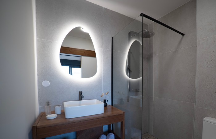 Chambre Bananier avec jacuzzi : Supérieure
Bienvenu dans votre chambre Bananier de 14 m2 + 10 M2 de terrasse avec jacuzzi privé et situé au 2e étage. Ambiance exotique et relaxante. Prélassez-vous et savourez cette bulle de bien-être aux nuances douces et naturelles. Son lit King Size et sa salle de bain moderne aux teintes minérales apportent une touche de confort supplémentaire qui sublimeront votre séjour.
En savoir plus
Reserver au meileur prix