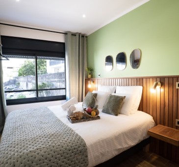 Chambre Latanier
Situé au 1er étage, détendez-vous au sein d’une ambiance tropicale et chic, où le bois exotique s’accorde aux teintes envoûtantes. Les couleurs vert latanier offrent une ambiance chaleureuse et accueillante, caractérisée par des murs vert latanier apaisants. Son lit king size, et sa salle de bain design, avec douche italienne, saurons vous offrir un cocon apaisant.
En savoir plus
Reserver au meilleur prix