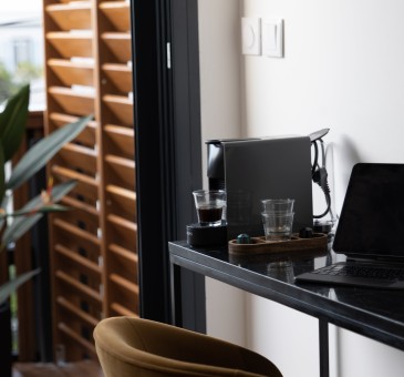 Chambre Latanier
Situé au 1er étage, détendez-vous au sein d’une ambiance tropicale et chic, où le bois exotique s’accorde aux teintes envoûtantes. Les couleurs vert latanier offrent une ambiance chaleureuse et accueillante, caractérisée par des murs vert latanier apaisants. Son lit king size, et sa salle de bain design, avec douche italienne, saurons vous offrir un cocon apaisant.
En savoir plus
Reserver au meilleur prix