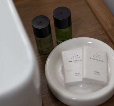 Chambre Latanier
Situé au 1er étage, détendez-vous au sein d’une ambiance tropicale et chic, où le bois exotique s’accorde aux teintes envoûtantes. Les couleurs vert latanier offrent une ambiance chaleureuse et accueillante, caractérisée par des murs vert latanier apaisants. Son lit king size, et sa salle de bain design, avec douche italienne, saurons vous offrir un cocon apaisant.
En savoir plus
Reserver au meilleur prix