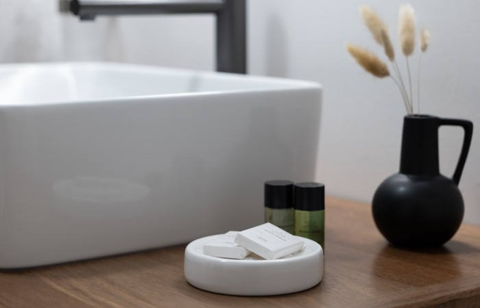 Chambre Latanier
Situé au 1er étage, détendez-vous au sein d’une ambiance tropicale et chic, où le bois exotique s’accorde aux teintes envoûtantes. Les couleurs vert latanier offrent une ambiance chaleureuse et accueillante, caractérisée par des murs vert latanier apaisants. Son lit king size, et sa salle de bain design, avec douche italienne, saurons vous offrir un cocon apaisant.
En savoir plus
Reserver au meilleur prix