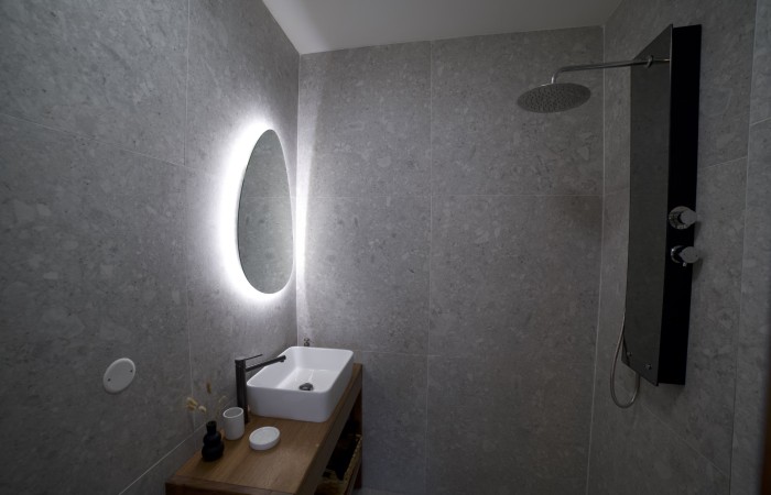 Chambre Latanier
Situé au 1er étage, détendez-vous au sein d’une ambiance tropicale et chic, où le bois exotique s’accorde aux teintes envoûtantes. Les couleurs vert latanier offrent une ambiance chaleureuse et accueillante, caractérisée par des murs vert latanier apaisants. Son lit king size, et sa salle de bain design, avec douche italienne, saurons vous offrir un cocon apaisant.
En savoir plus
Reserver au meilleur prix