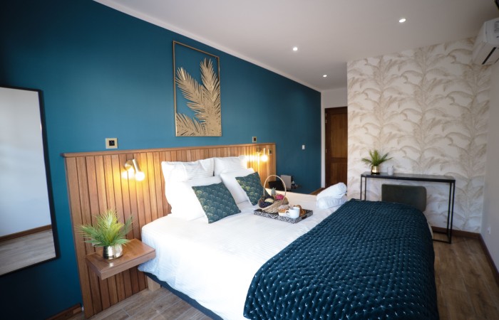 Chambre Palmier : Supérieure
Situé au 2e étage, votre chambre Palmier de 17m2, alliant confort, modernité et intimité saura vous séduire avec ses teintes de vert malachite, de doré et de bois. Dotée d’un lit king size, et d’une salle de bain avec douche italienne, elle vous offrira tout le confort souhaité pour une halte apaisante au cœur de Saint Denis.
En savoir plus
Reserver au meilleur prix