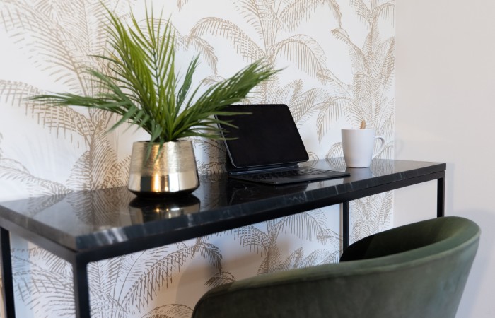 Chambre Palmier : Supérieure
Situé au 2e étage, votre chambre Palmier de 17m2, alliant confort, modernité et intimité saura vous séduire avec ses teintes de vert malachite, de doré et de bois. Dotée d’un lit king size, et d’une salle de bain avec douche italienne, elle vous offrira tout le confort souhaité pour une halte apaisante au cœur de Saint Denis.
En savoir plus
Reserver au meilleur prix