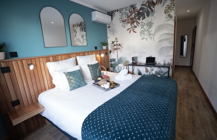 Chambre Alloe : Supérieure
Envie de tropicalité et de confort? Situé au 2e étage, la chambre Alloe, avec ses couleurs chaudes et reposantes, est faite pour vous. Profitez de ses 17m2 tout équipés : lit king-size, salle de bain épurée avec douche italienne, télévision écran plat, cafetière nouvelle génération…elle saura vous ravir.
En savoir plus
Reserver au meilleur prix