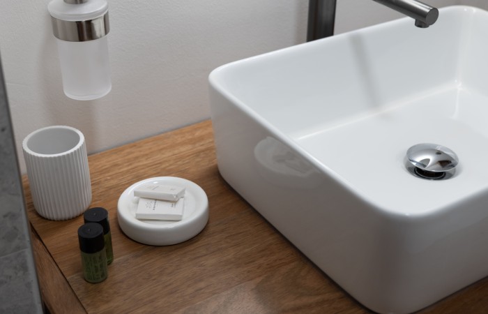 Chambre Alloe : Supérieure
Envie de tropicalité et de confort? Situé au 2e étage, la chambre Alloe, avec ses couleurs chaudes et reposantes, est faite pour vous. Profitez de ses 17m2 tout équipés : lit king-size, salle de bain épurée avec douche italienne, télévision écran plat, cafetière nouvelle génération…elle saura vous ravir.
En savoir plus
Reserver au meilleur prix