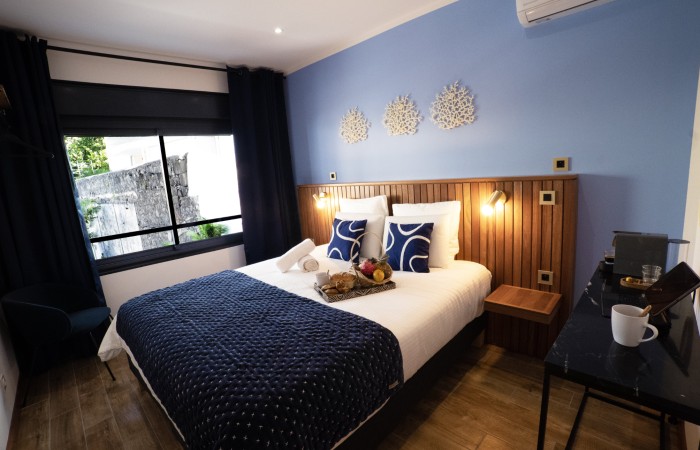 Chambre Corail : Supérieure
Dans votre chambre Corail situé au 1er étage, vous vous sentirez comme sur un nuage. Propice aux moments de détente et de relaxation. Ses 19 m2 allient modernité et confort. Laissez-vous bercer par sa décoration épurée, où les teintes de bleus accompagneront vos nuits les plus douces.
En savoir plus
Reserver au meilleur prix