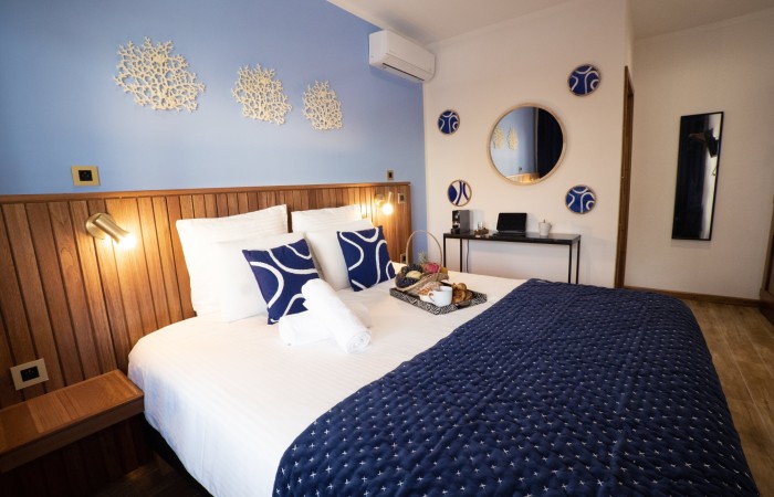 Chambre Corail : Supérieure
Dans votre chambre Corail situé au 1er étage, vous vous sentirez comme sur un nuage. Propice aux moments de détente et de relaxation. Ses 19 m2 allient modernité et confort. Laissez-vous bercer par sa décoration épurée, où les teintes de bleus accompagneront vos nuits les plus douces.
En savoir plus
Reserver au meilleur prix