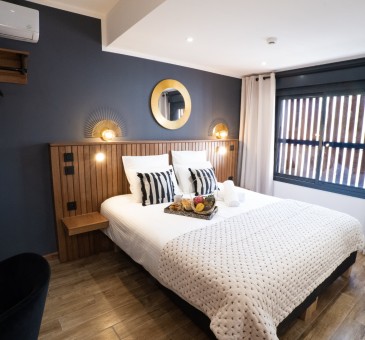 Cocotier : Supérieure
Dans votre chambre supérieure Cocotier d’une surface de 22m2 et situé au 1er étage, détendez-vous au sein d’une ambiance tropicale et chic, où le bois exotique s’accorde aux teintes envoûtantes de gris anthracite. Son lit king size, et sa salle de bain design, avec douche italienne, sauront vous offrir un cocon apaisant.
En savoir plus
Reserver au meilleur prix