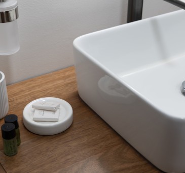 Cocotier : Supérieure
Dans votre chambre supérieure Cocotier d’une surface de 22m2 et situé au 1er étage, détendez-vous au sein d’une ambiance tropicale et chic, où le bois exotique s’accorde aux teintes envoûtantes de gris anthracite. Son lit king size, et sa salle de bain design, avec douche italienne, sauront vous offrir un cocon apaisant.
En savoir plus
Reserver au meilleur prix