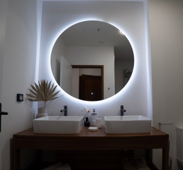 Cocotier : Supérieure
Dans votre chambre supérieure Cocotier d’une surface de 22m2 et situé au 1er étage, détendez-vous au sein d’une ambiance tropicale et chic, où le bois exotique s’accorde aux teintes envoûtantes de gris anthracite. Son lit king size, et sa salle de bain design, avec douche italienne, sauront vous offrir un cocon apaisant.
En savoir plus
Reserver au meilleur prix