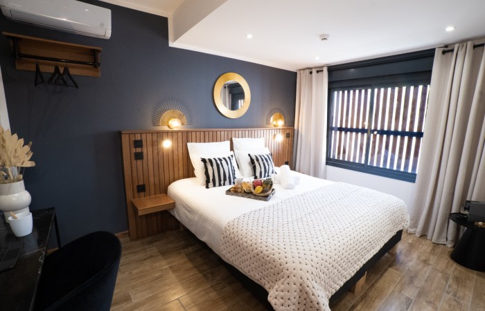 Cocotier : Supérieure
Dans votre chambre supérieure Cocotier d’une surface de 22m2 et situé au 1er étage, détendez-vous au sein d’une ambiance tropicale et chic, où le bois exotique s’accorde aux teintes envoûtantes de gris anthracite. Son lit king size, et sa salle de bain design, avec douche italienne, sauront vous offrir un cocon apaisant.
En savoir plus
Reserver au meilleur prix