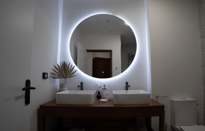 Cocotier : Supérieure
Dans votre chambre supérieure Cocotier d’une surface de 22m2 et situé au 1er étage, détendez-vous au sein d’une ambiance tropicale et chic, où le bois exotique s’accorde aux teintes envoûtantes de gris anthracite. Son lit king size, et sa salle de bain design, avec douche italienne, sauront vous offrir un cocon apaisant.
En savoir plus
Reserver au meilleur prix